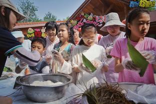 外媒：加蓬球员坎加将向非足联解释年龄，他90年生母亲却86年离世